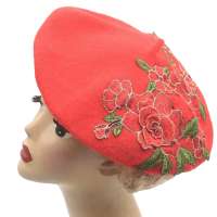 Rotes Barett mit Blumen bestickt